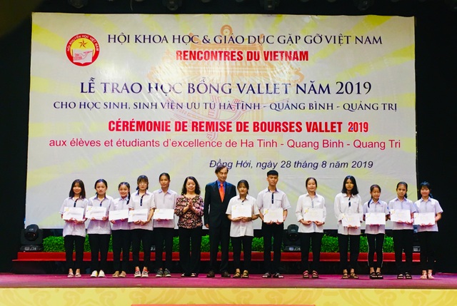 Trao gần 3 tỷ đồng học bổng Vallet đến HS, SV nghèo vượt khó 3 tỉnh miền Trung - 4